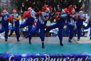 В Брянске торжественно открылась главная ёлка. Второй год подряд без парада дедов Морозов