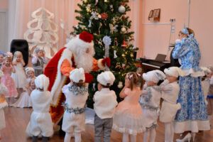 Деда Мороза на новогодние праздники в брянские детсады и школы пустят только по QR-кодам
