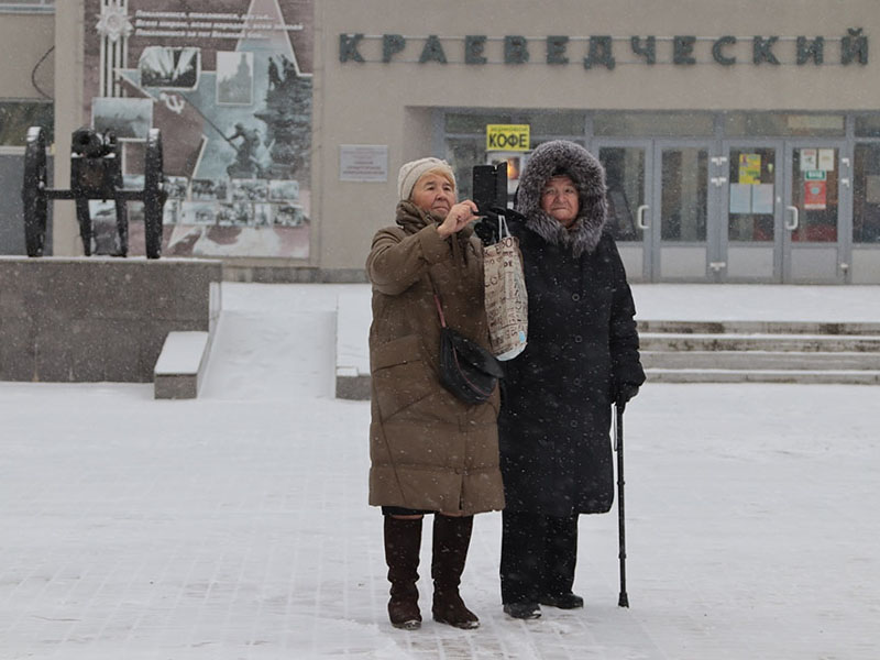 В Брянске установили первую живую новогоднюю ёлку — на площади Партизан