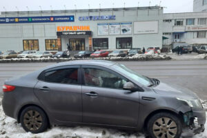 В Брянске неаккуратный водитель Kia Rio разбил лицо себе и своей пассажирке
