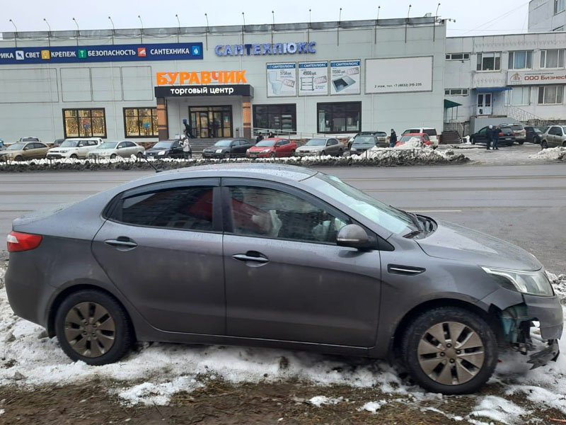 В Брянске неаккуратный водитель Kia Rio разбил лицо себе и своей пассажирке