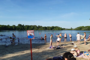 Власти Брянска заставят обустроить на пляже Мутного озера «помещение для медпомощи»