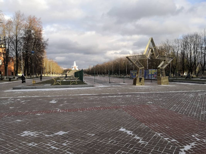 Звезды, арки, кареты: парки Брянска начали украшать к Новому году