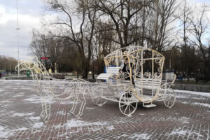 Звезды, арки, кареты: парки Брянска начали украшать к Новому году