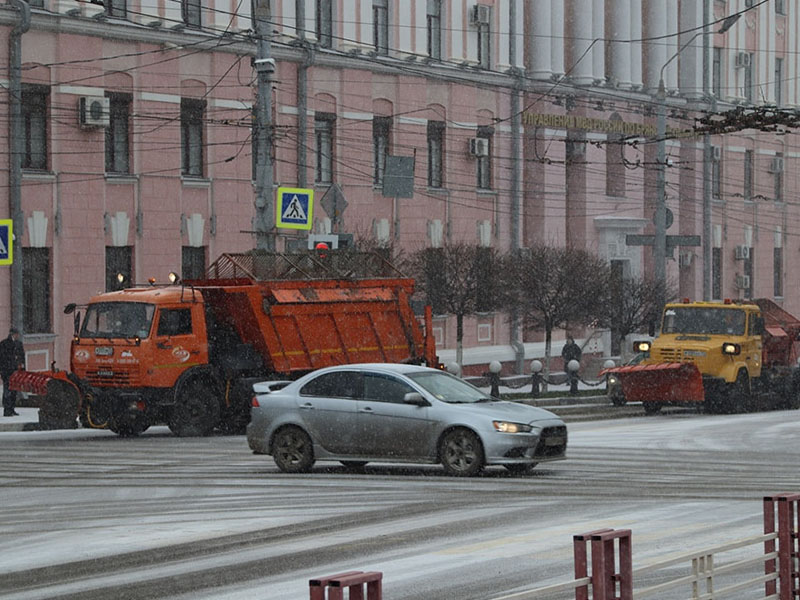 Брянские коммунальщики разгребают на дорогах первый снег