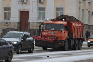 Брянские коммунальщики разгребают на дорогах первый снегопад