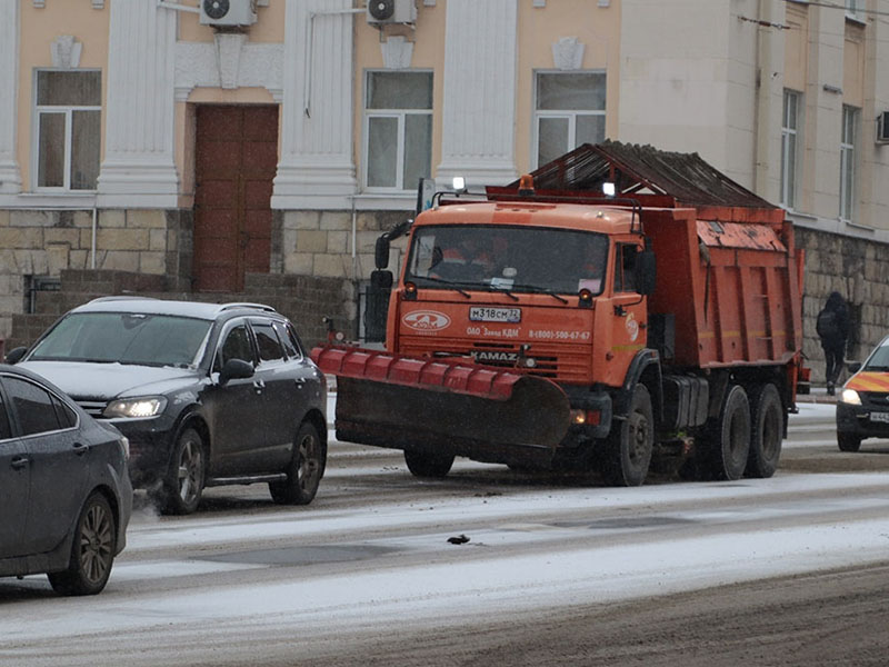 Брянские коммунальщики разгребают на дорогах первый снегопад