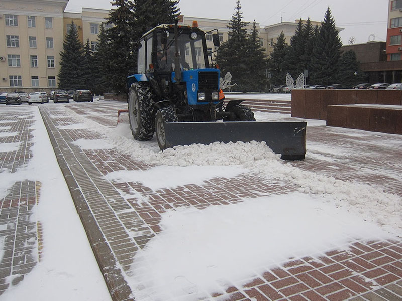 Брянские коммунальщики разгребают на дорогах первый снег
