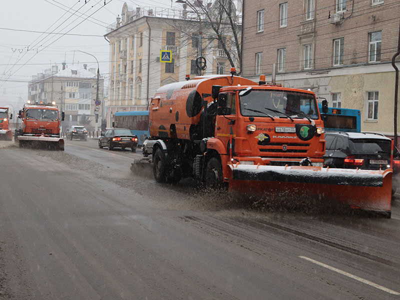 На брянские дороги за сутки высыпали более 5,7 тысяч тонн пескосоляной смеси