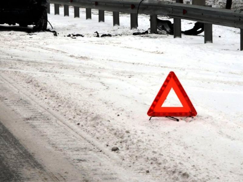 На скользкой трассе «Брянск-Новозыбков» столкнулись две иномарки. У женщины сломано ребро