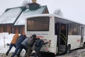 В Брянске пассажиры были вынуждены выталкивать автобус с конечной