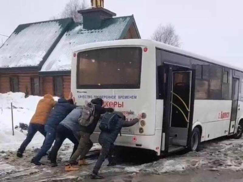 В Брянске пассажиры были вынуждены выталкивать автобус с конечной