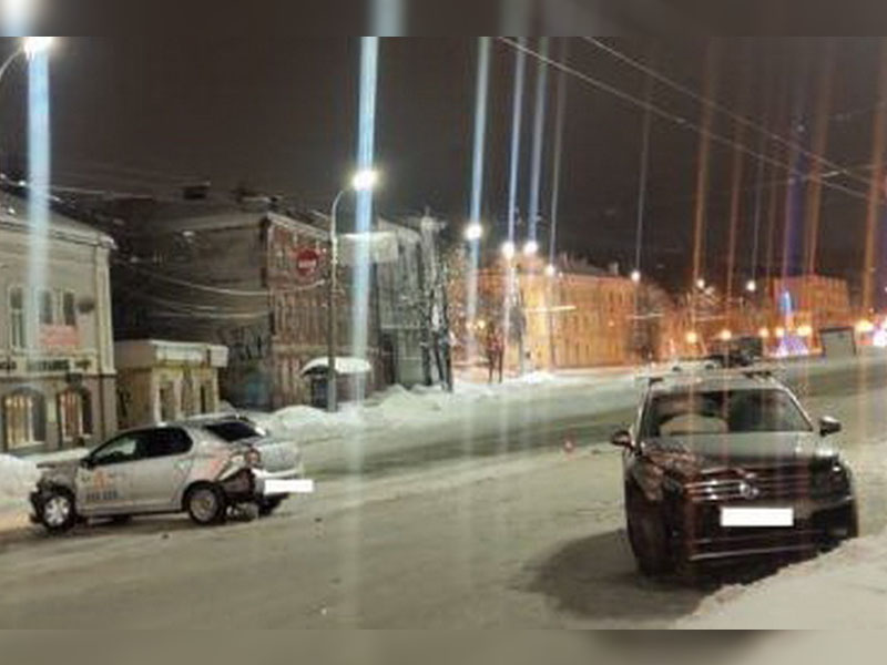 В Брянске в ДТП на Калинина пострадал водитель «Городского такси». В том числе из-за нечищеной дороги