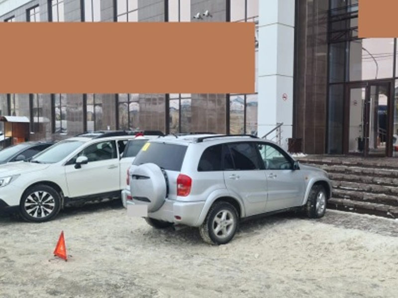 В Брянске на парковке у торгового центра автолюбительница сломала ногу девушке-пешеходу