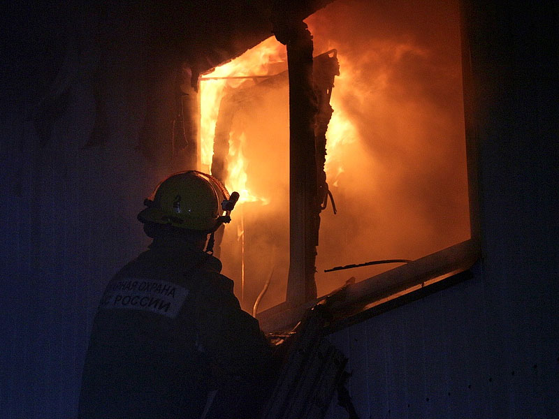 В ночном пожаре в Фокинском районе Брянска погибла 62-летняя женщина, троих удалось спасти