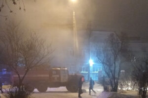 В Клинцах при пожаре в квартире погибла женщина, ещё двоих человек спасли