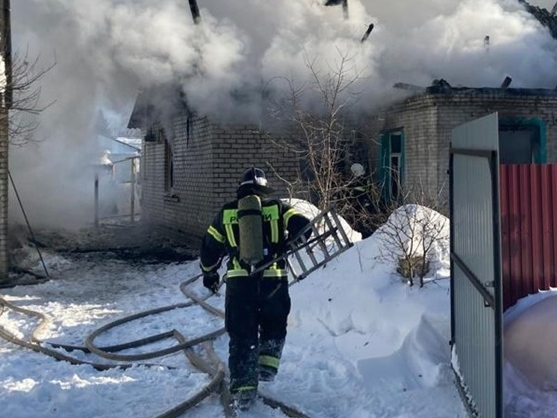 В Чайковичах сгорел жилой дом, хозяин получил ожоги
