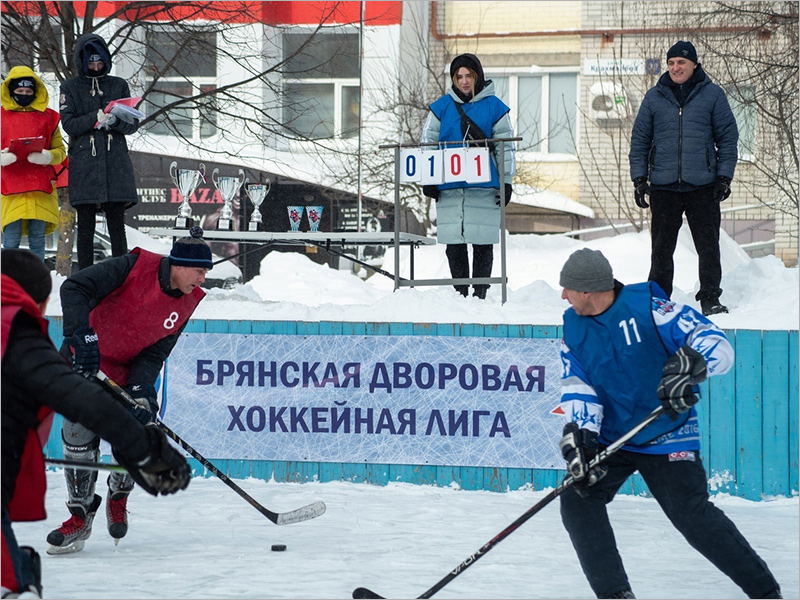 В Брянске стартовал городской турнир по дворовому хоккею