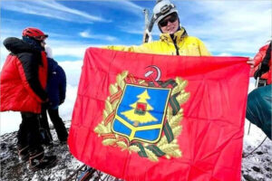 Альпинистка развернула флаг Брянской области на вершине самой высокой горы Мексики