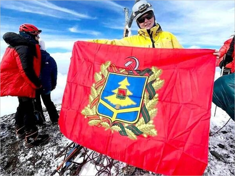 Альпинистка развернула флаг Брянской области на вершине самой высокой горы Мексики