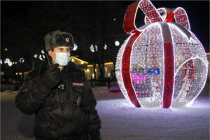 За тем, чтобы в Новый год в России не гуляли под ёлками, наблюдали больше 40 тысяч полицейских