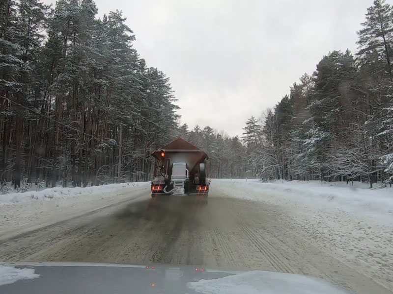 На федеральных трассах в Брянской области наготове 86 дорожных машин для борьбы со снегом и гололёдом