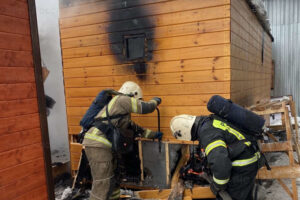 При пожаре на строительном рынке в Брянске сгорели новенькие бани. Пострадавших нет