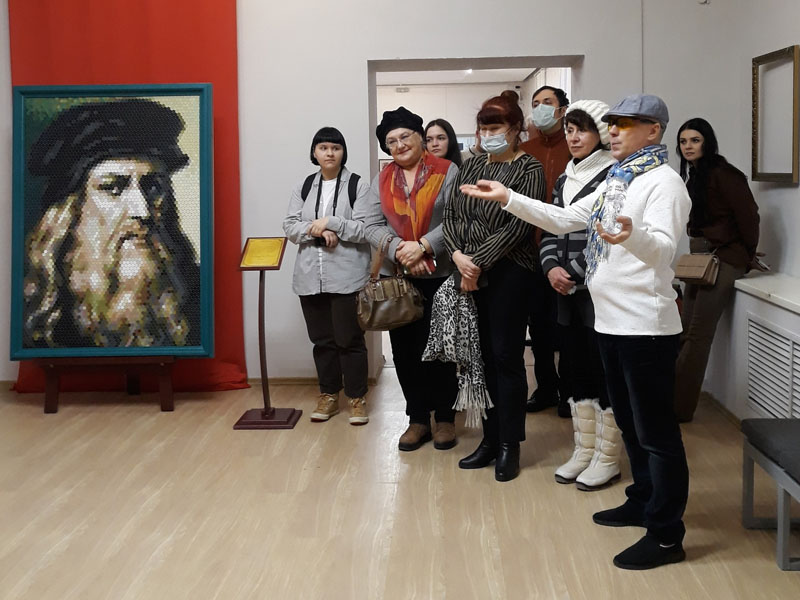 В Брянске на бульваре Гагарина открылась «Иллюзия лиц» Вадиса Красовского
