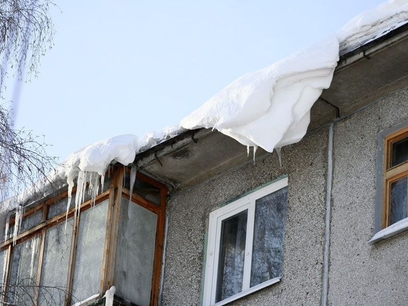 Жителей Брянска ещё раз предупредили о возможных «снежных лавинах» с крыш