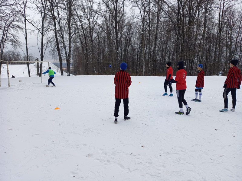 В Брянске проходит турнир по мини-футболу на снегу