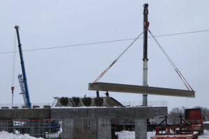 На строящемся мосту через Десну в Брянске уложили треть балок