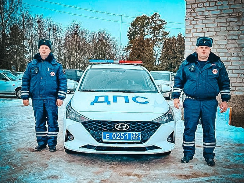 Брянские автоинспекторы помогли дальнобойщику не замерзнуть на трассе под Жуковкой