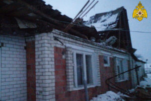 В брянской деревне под тяжестью снега рухнула крыша дома. Пострадавших нет