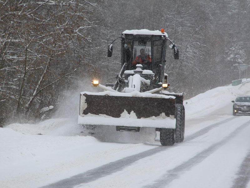 Брянские коммунальщики пытаются справиться с последствиями снегопада