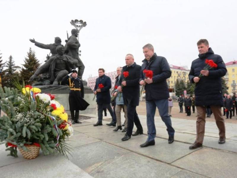Руководители области и города возложили цветы на площади Партизан в День защитника Отечества