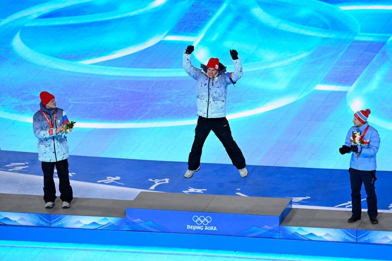 Александр Большунов пронёс флаг и получил золотую медаль на церемонии закрытия Олимпиады-2022