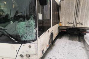 Водитель 48-го автобуса в Брянске спровоцировал ДТП. Пострадала пожилая пассажирка