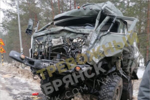С места ДТП с военными грузовиками в Брянской области увезли двоих пострадавших