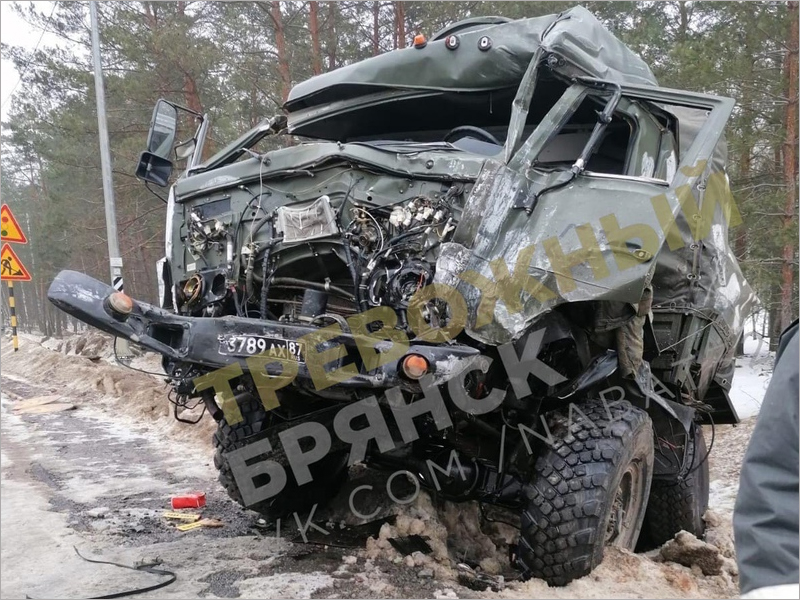 С места ДТП с военными грузовиками в Брянской области увезли двоих пострадавших
