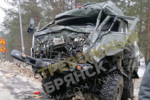 В массовом ДТП с военной техникой и фурой под Злынкой в Брянской области пострадали два человека