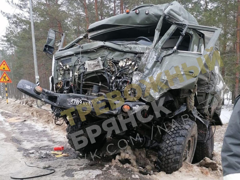 В массовом ДТП с военной техникой и фурой под Злынкой в Брянской области пострадали два человека