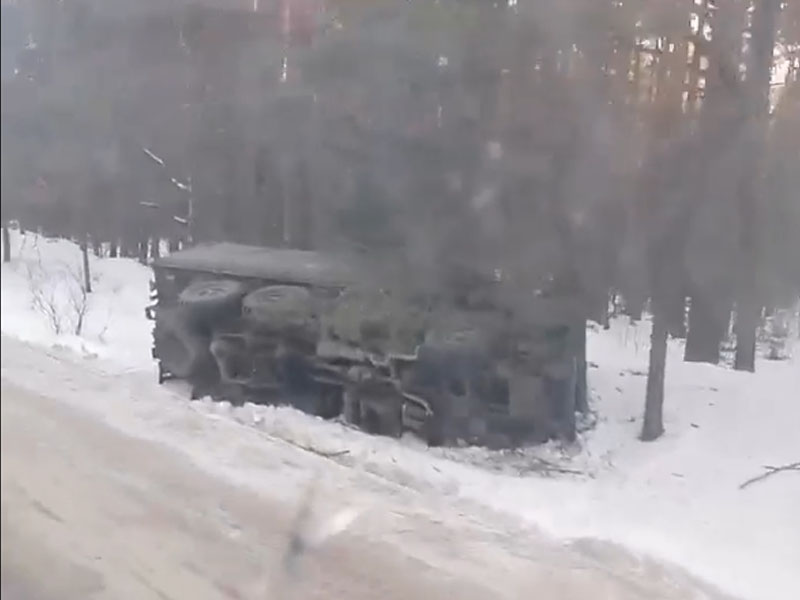 В Брянской области под Унечей опрокинулся в кювет военный грузовик