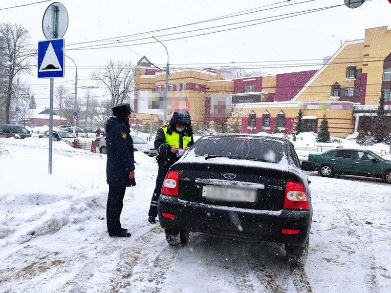 В Брянске автоинспекторы и судебные приставы ссадили с машин 12 водителей-должников