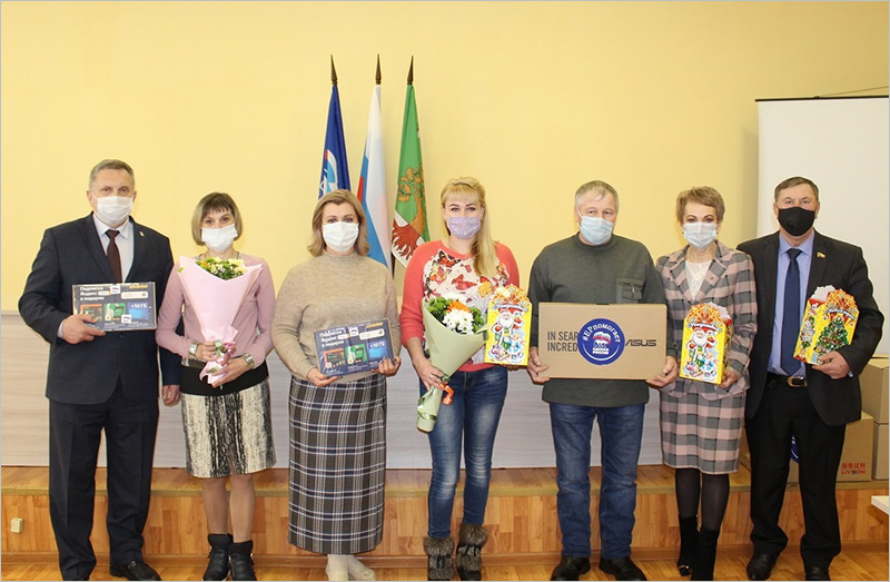 Единороссы подарили детям из Гордеевского района планшеты для учёбы