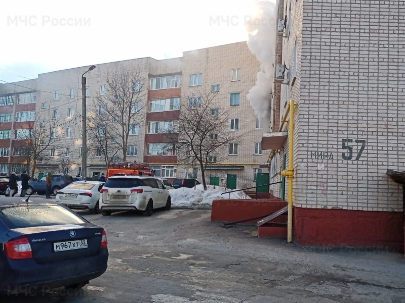 В Клинцах выгорела квартира в пятиэтажке. Из квартиры спасены два человека