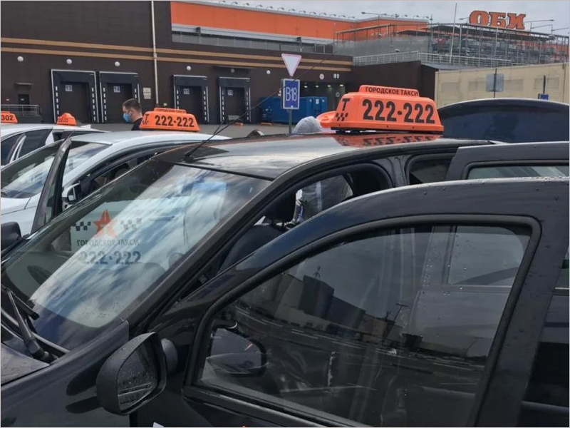 Брянское «Городское такси» «не могло не увеличить» цены на поездки с детьми