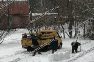 Во дворах Новозыбкова коммунальщики срезали качели на детских площадках