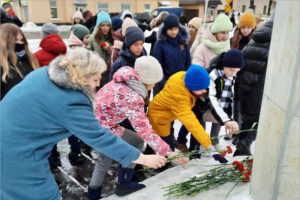 В Брянске в день памяти Пушкина возложили цветы к памятнику поэту