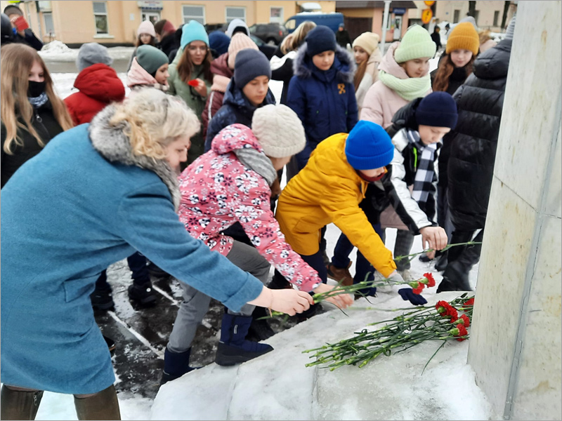 В Брянске в день памяти Пушкина возложили цветы к памятнику поэту