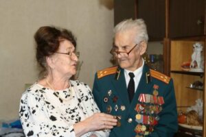 Брянские власти поздравили живущих в регионе ветеранов-участников Сталинградской битвы